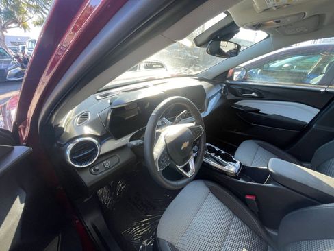 Used 2025 Chevrolet Trax LT w/ LT Convenience Package image 35