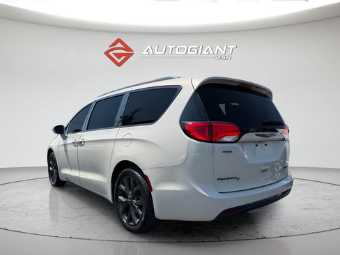 Used 2019 Chrysler Pacifica Limited w/ S Appearance Package FWD image 9