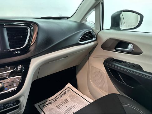 Used 2024 Chrysler Voyager LX image 28