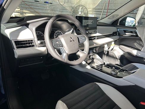 New 2025 Mitsubishi Outlander SE image 10