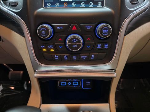 Used 2019 Jeep Grand Cherokee Laredo AWD/4WD image 22