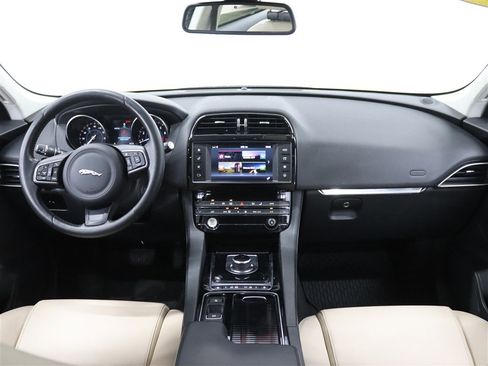 Used 2018 Jaguar F-PACE Premium image 19