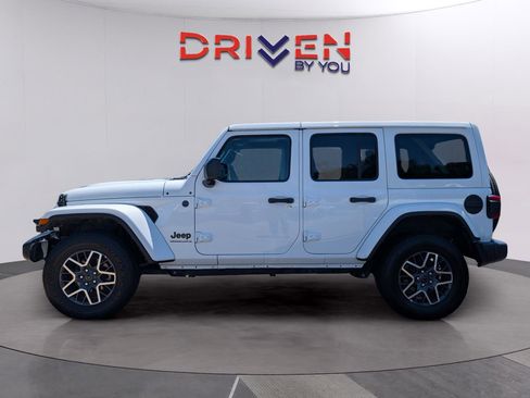 Used 2025 Jeep Wrangler Unlimited Sahara AWD/4WD image 2
