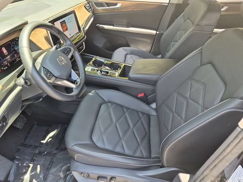 Used 2025 Volkswagen Atlas SE FWD image 24