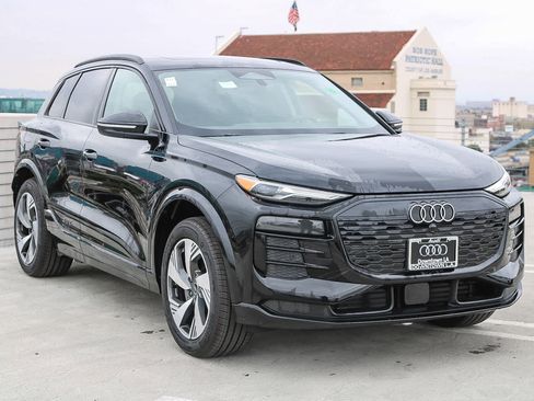 Used 2025 Audi Q6 e-tron Premium w/ Convenience Package image 3