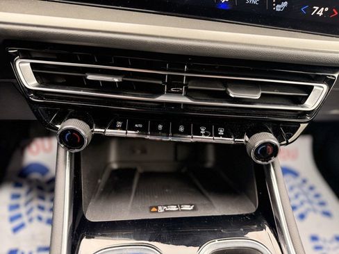 Certified 2025 Chevrolet Traverse LT FWD image 19