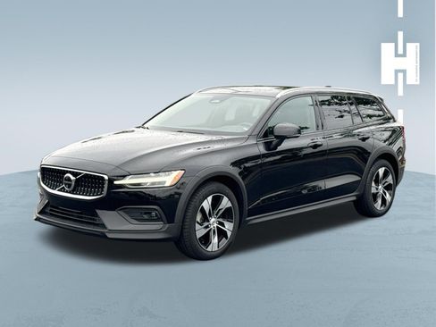 Used 2025 Volvo V60 B5 Cross Country Plus AWD/4WD image 3