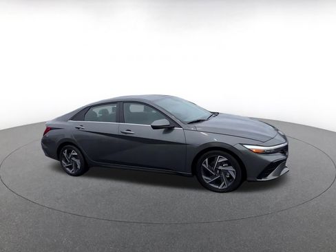 Used 2025 Hyundai Elantra SEL image 2