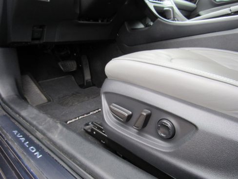 Used 2019 Toyota Avalon Limited image 15