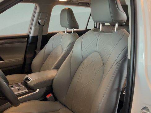 Used 2022 Toyota Highlander Platinum FWD image 24