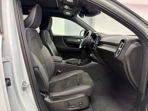 Used 2022 Volvo XC40 T5 R-Design w/ Climate Package AWD/4WD image 10