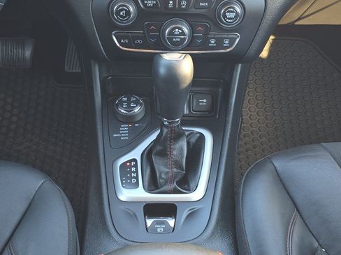 Used 2018 Jeep Cherokee Trailhawk AWD/4WD image 24