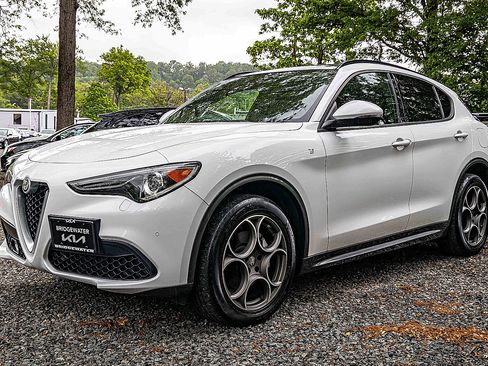 Used 2022 Alfa Romeo Stelvio Ti image 3