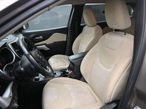 Used 2018 Jeep Cherokee Latitude w/ Cold Weather Group AWD/4WD image 15
