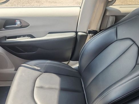 Used 2024 Chrysler Pacifica Touring-L FWD image 15