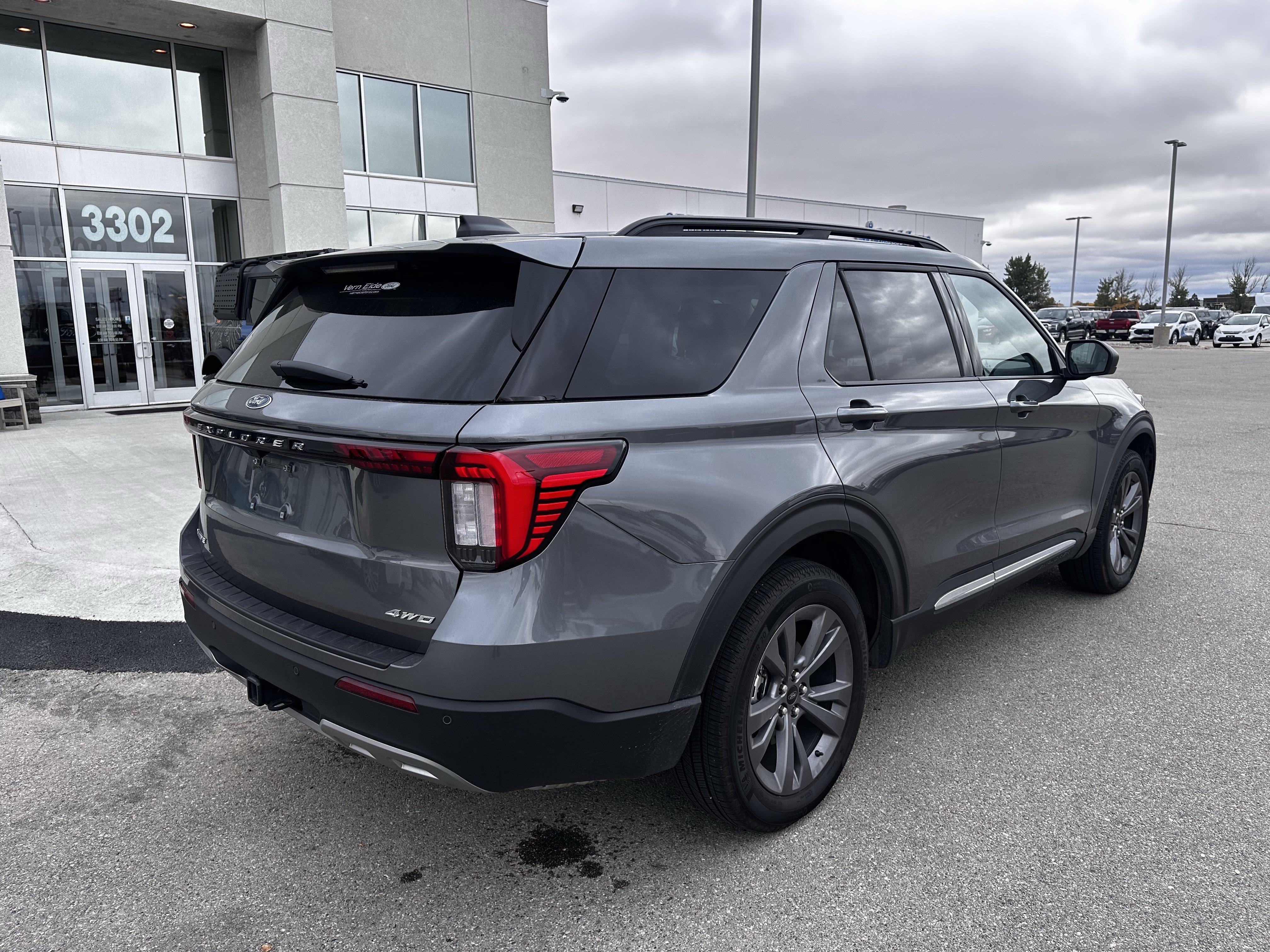 Used 2025 Ford Explorer Active w/ Active Comfort Package AWD/4WD image 5