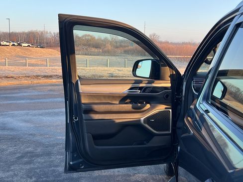 Used 2023 Jeep Wagoneer Series II w/ Convenience Group I image 12