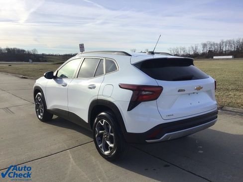 Used 2025 Chevrolet Trax LT image 7