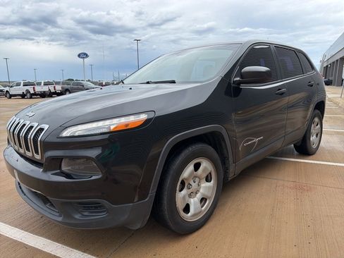 Used 2016 Jeep Cherokee Sport FWD image 7