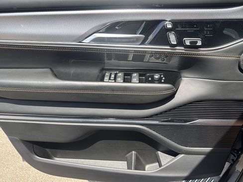 Used 2023 Jeep Grand Wagoneer Series III image 9