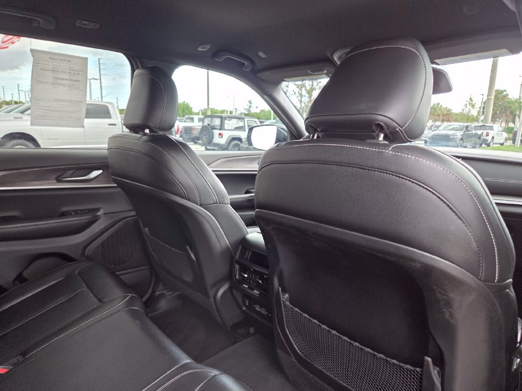 Used 2024 Jeep Grand Cherokee Limited AWD/4WD image 17