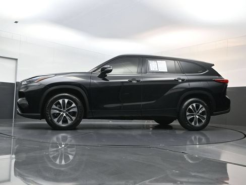 Used 2021 Toyota Highlander XLE FWD image 29