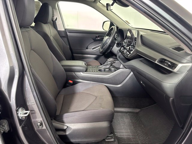 Used 2023 Toyota Highlander LE AWD/4WD image 4