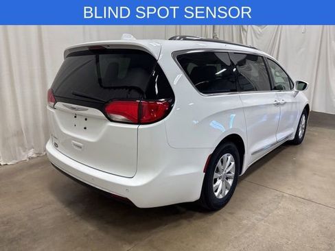 Used 2019 Chrysler Pacifica Touring-L FWD image 4
