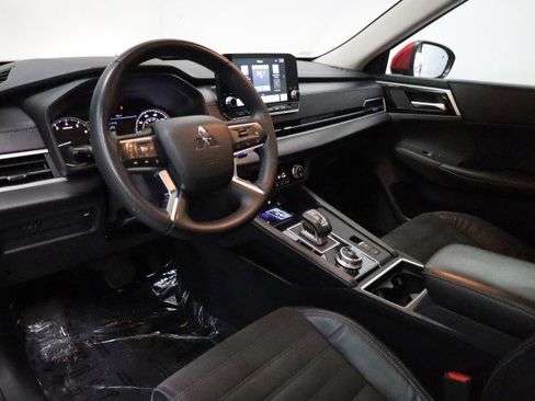 Used 2023 Mitsubishi Outlander SE image 9