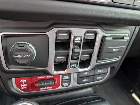 Used 2025 Jeep Gladiator Rubicon AWD/4WD image 17