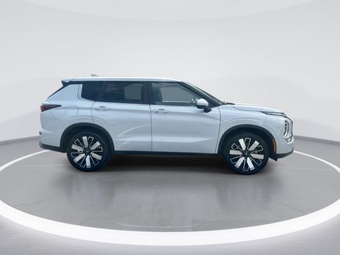 Used 2025 Mitsubishi Outlander SE FWD image 10