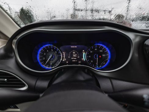 Used 2024 Chrysler Pacifica Touring-L image 13