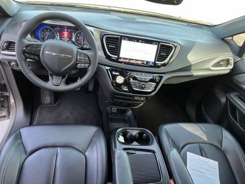Used 2023 Chrysler Pacifica Touring-L w/ S Appearance Package image 8