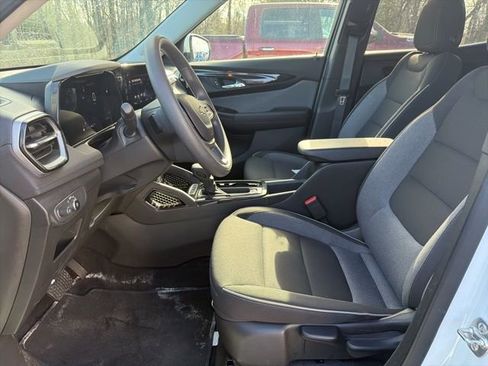 Used 2025 Chevrolet TrailBlazer LT AWD/4WD image 16