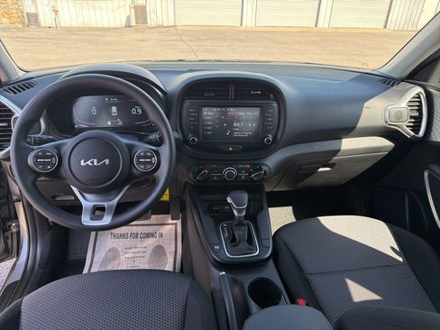 Used 2025 Kia Soul LX w/ LX Technology Package FWD image 16