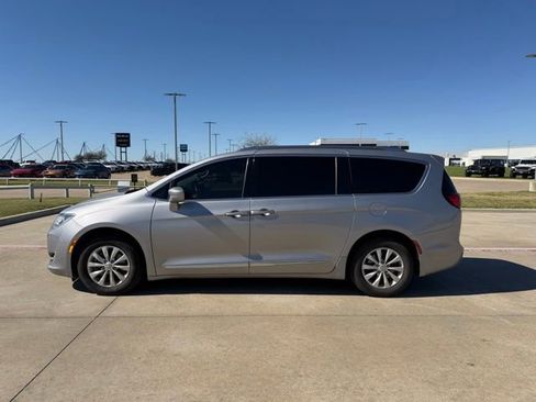 Used 2018 Chrysler Pacifica Touring-L image 6