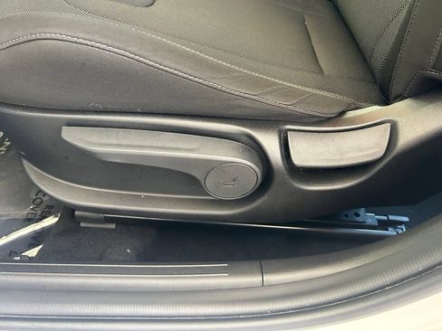 Used 2025 Hyundai Elantra SE FWD image 31