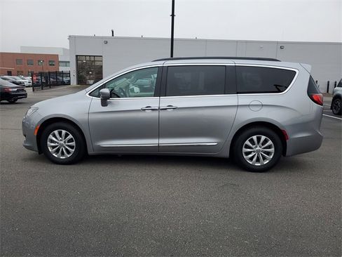 Used 2017 Chrysler Pacifica Touring-L image 4
