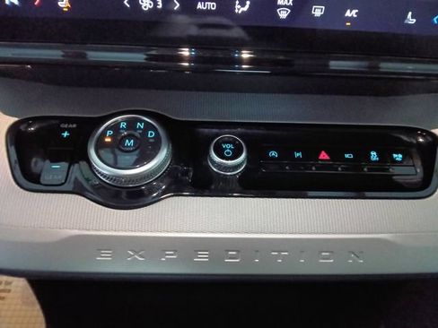 Used 2025 Ford Expedition Active RWD image 6