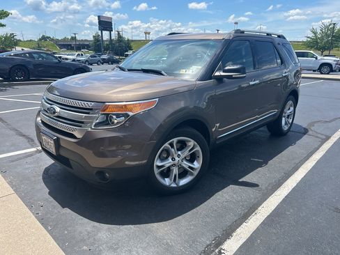 Used 2015 Ford Explorer XLT w/ Equipment Group 202A AWD/4WD image 2