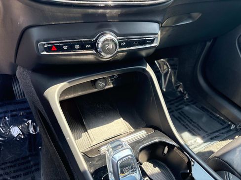 Used 2023 Volvo XC40 B5 Plus image 22
