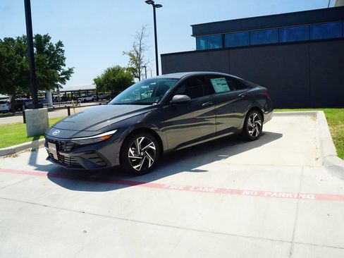 New 2026 Hyundai Elantra Limited FWD image 4
