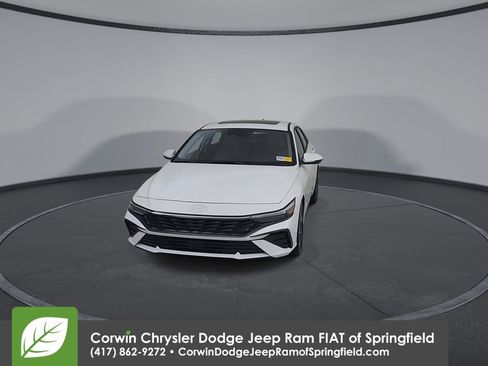Used 2025 Hyundai Elantra Limited FWD image 4