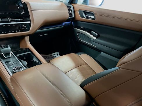 Used 2024 Nissan Pathfinder Platinum w/ Black Appearance Package image 25