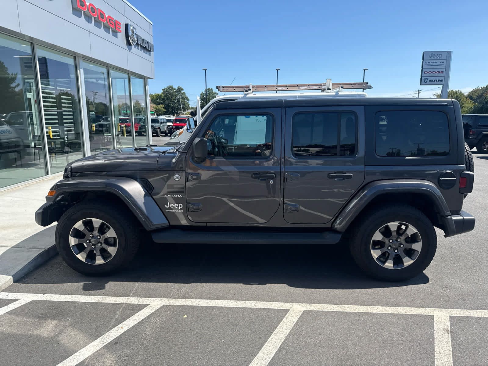 Used 2020 Jeep Wrangler Unlimited Sahara AWD/4WD image 3