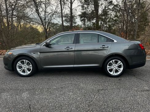 Used 2017 Ford Taurus SE image 3