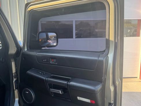 Used 2005 HUMMER H2 w/ Preferred Equipment Group image 17