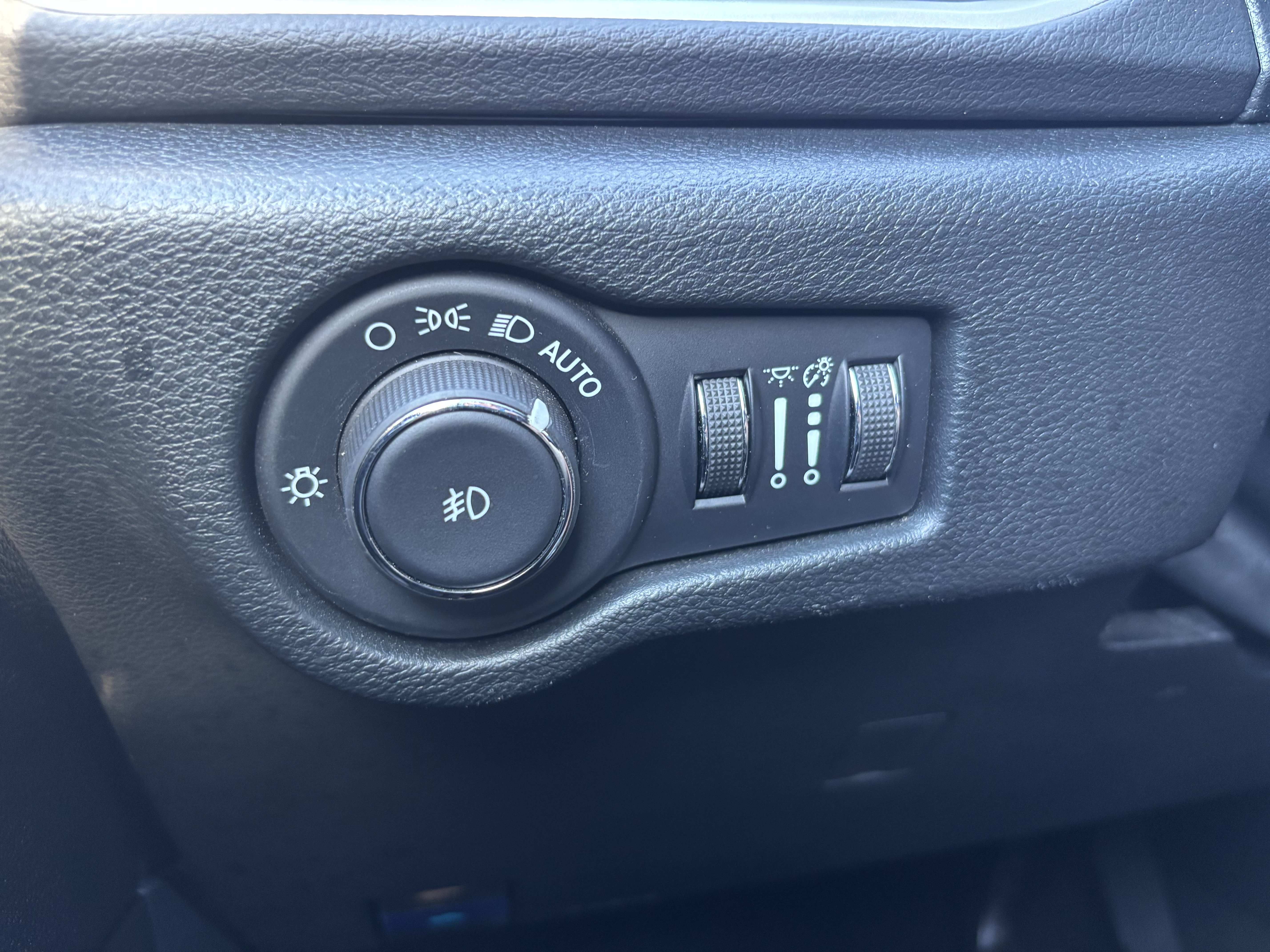 Used 2025 Chrysler Pacifica Select FWD image 21
