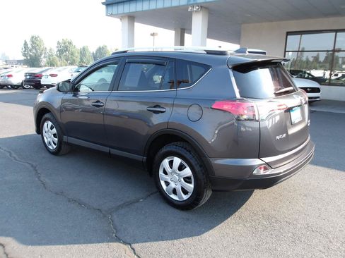 Used 2016 Toyota RAV4 LE AWD/4WD image 3