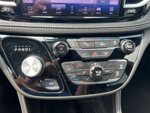 Used 2025 Chrysler Pacifica Limited FWD image 19